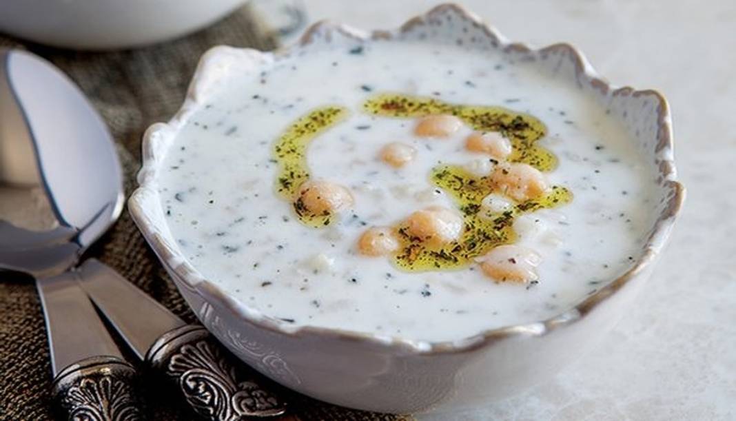 Yaz sıcaklarında 'ne pişirsem' diye düşünmeyin! İşte içinizi ferahlatacak buz gibi ayran aşı (soğuk yoğurt çorbası) tarifi 2